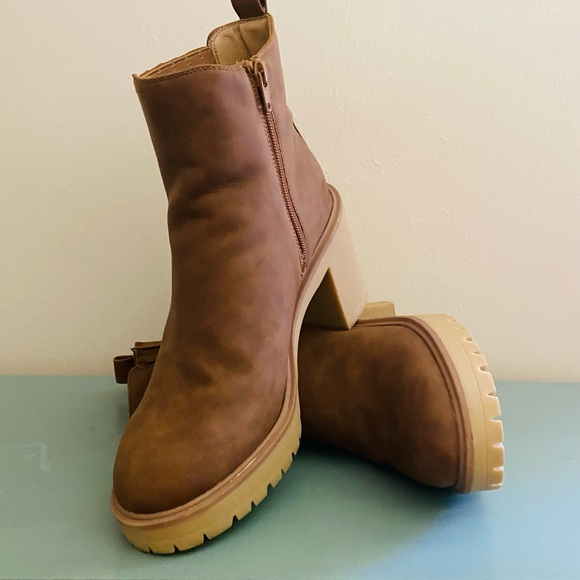 DV by Dolce Vita Jade / Jetta Bootie Size 10 Camel EUC - Picture 4 of 16